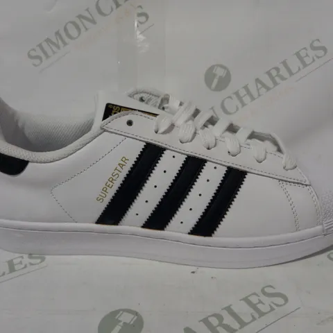 BOXED PAIR OF ADIDAS SUPERSTAR SHOES IN WHITE UK SIZE 9