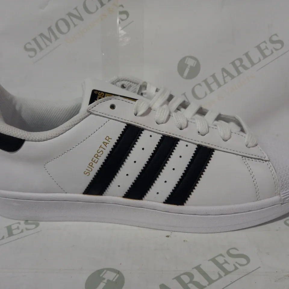 BOXED PAIR OF ADIDAS SUPERSTAR SHOES IN WHITE UK SIZE 9