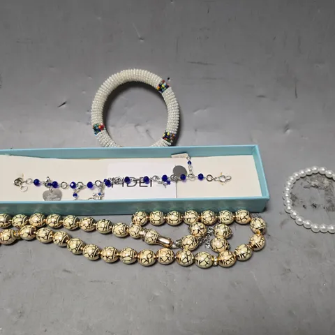 APPROXIMATELY 15 ASSORTED JEWELLERY ITEMS TO INCLUDE - WATCH , NECKLACE , BRACELET ETC