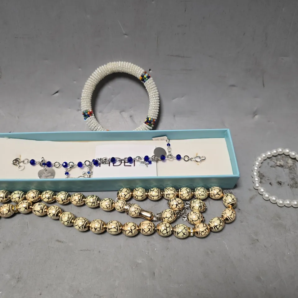 APPROXIMATELY 15 ASSORTED JEWELLERY ITEMS TO INCLUDE - WATCH , NECKLACE , BRACELET ETC