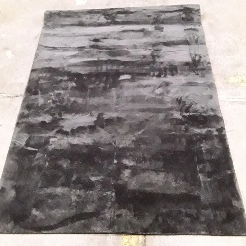 RECTANGULAR DARK RUG 170X120CM APPROXIMATELY