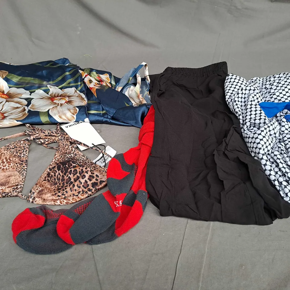 APPROXIMATELY 25 ASSORTED CLOTHING ITEMS IN VARIOUS SIZES TO INCLUDE - SWIMMING COSTUME , SOCKS , DRESS ETC
