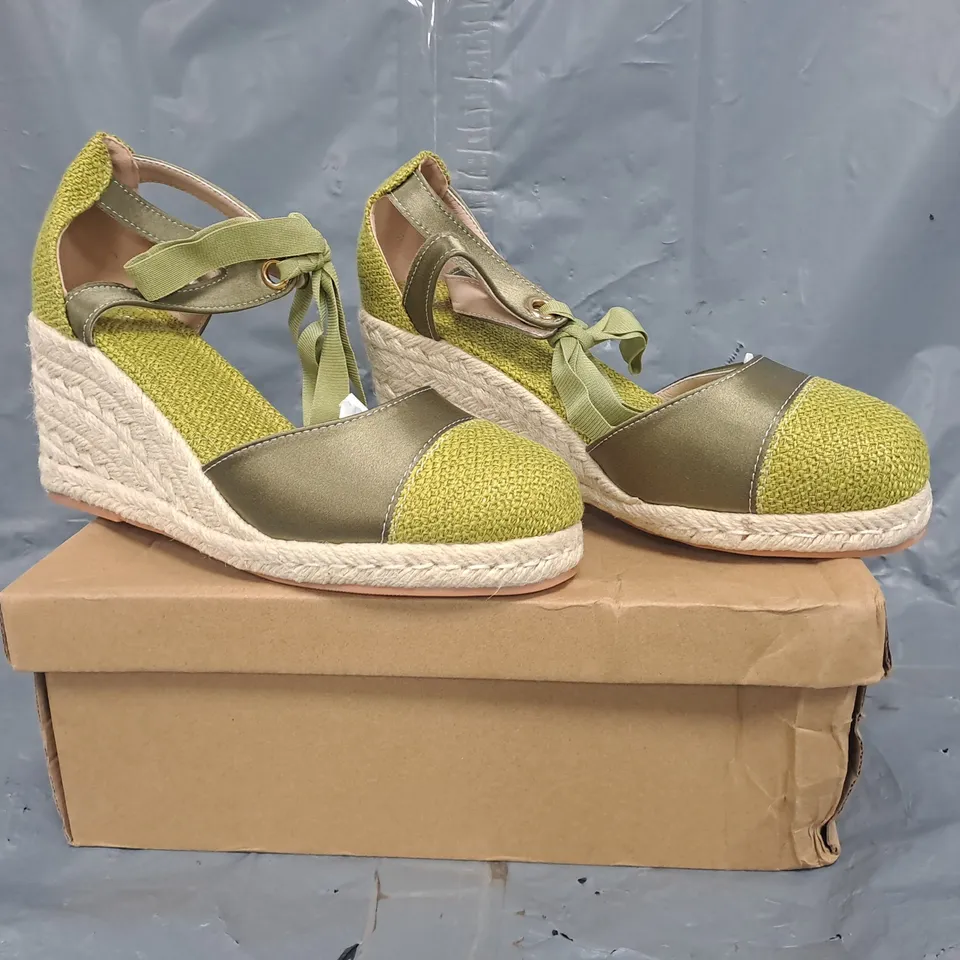 BOXED PAIR OF UNBRANDED CLOSED TOE WEDGE SANDALS IN GREEN SIZE EU 38