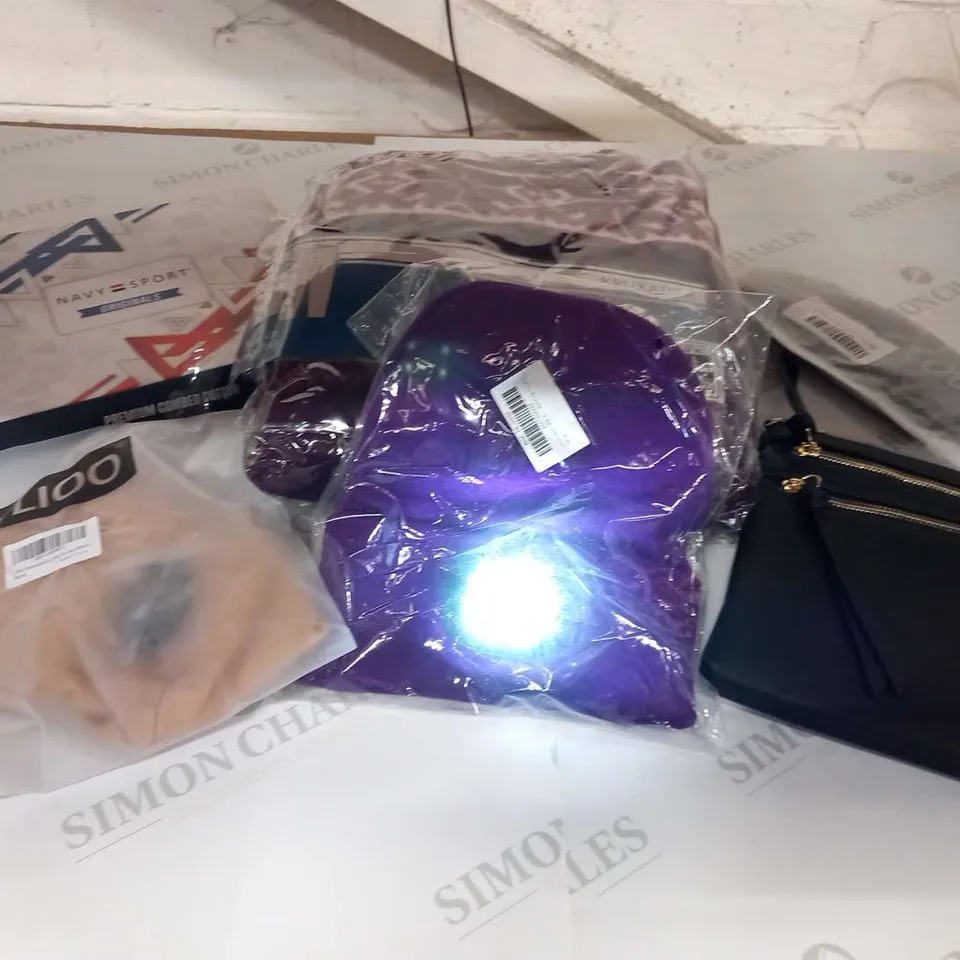 APPORXIMATELY 20 ITEMS OF ASSORTED CLOTHING AND ACCESSORIES TO INCLUDE;