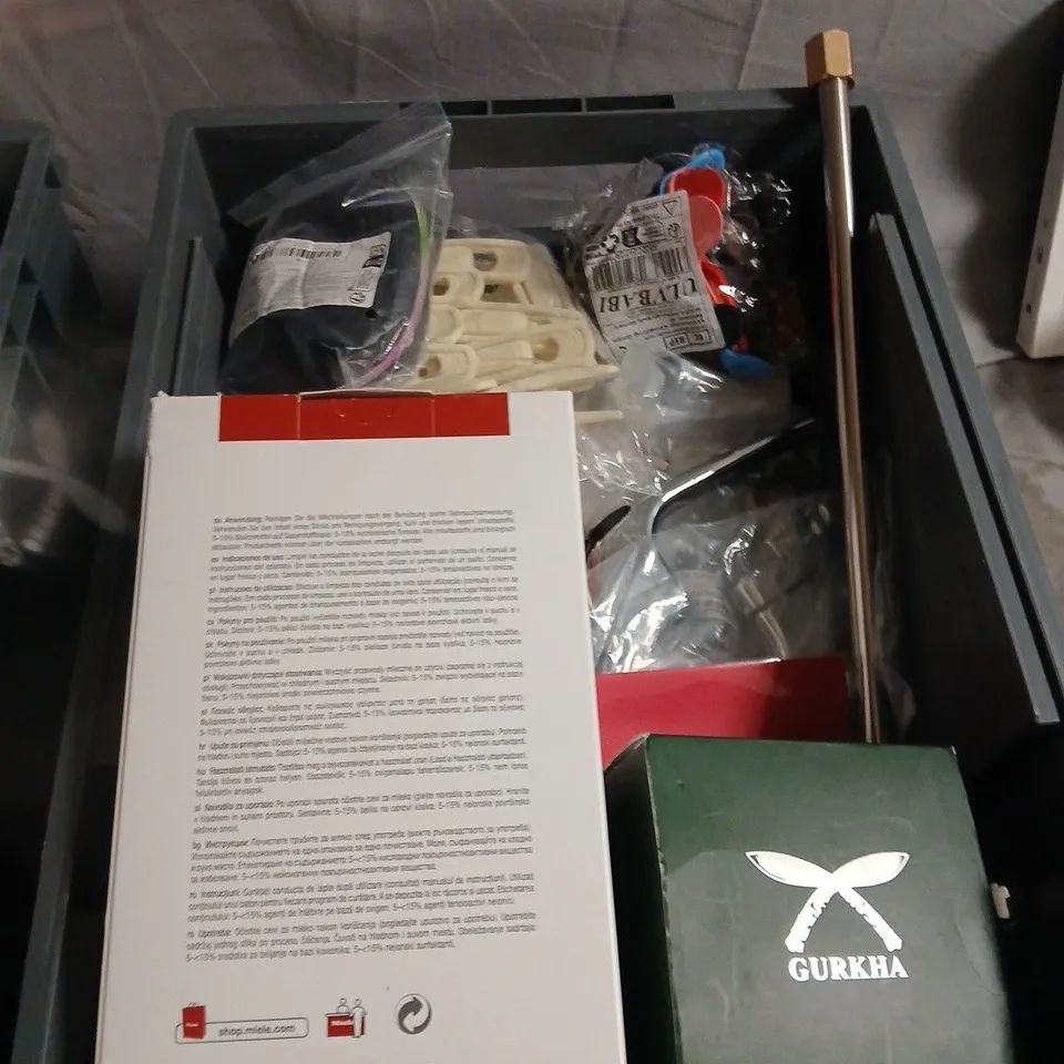 APPROXIMATELY 20 ASSORTED HOUSEHOLD ITEMS TO INCLUDE DYLON INTENSE BLACK FABRIC DYE, COMMAND STRIPS AND SILVA COMPASS