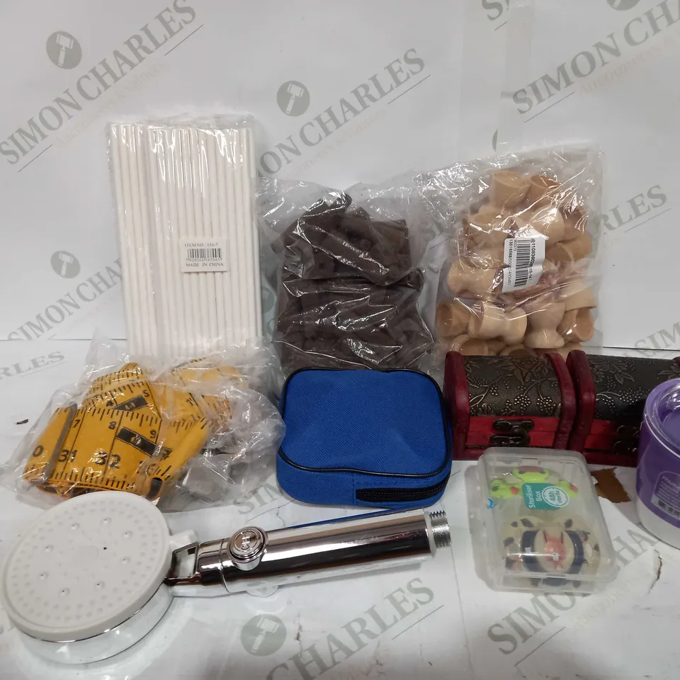 BOX TO CONTAIN APPROX 20 X ASSORTED HOUSEHOLD PRODUCTS, INCLUDES SHOWER HEAD, DUMMIES, STRAWS, JEWELLERY BOXES ETC 