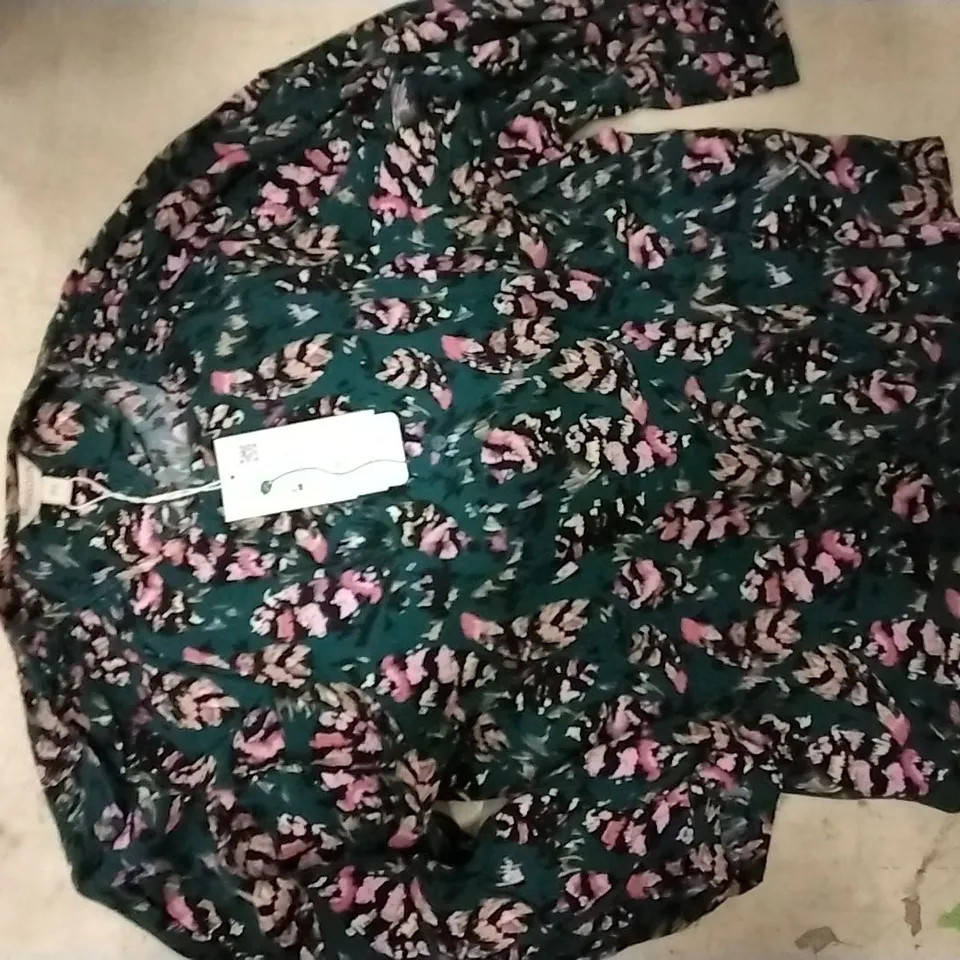 BOX CONTAINING 9 PCS YELLOW TOP BY MARLA WAYNE SIZE L AND 8 PCS TEAL TOPS BY MONSOON SIZE XS