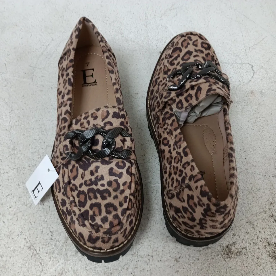 BOXED PAIR OF SHOES BY EMMA ADELINE SHOES IN LEOPARD - UK SIZE 7