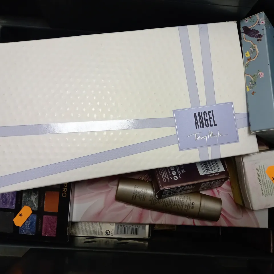 APPROXIMATELY 10 ASSORTED BEAUTY PRODUCTS TO INCLUDE CLARINS CONTOURING COLLECTION GIFT SET, ANGEL THIERRY MUGLER GIFT SET, BUTTER LONDON TOP & TAILS, GOUTAL PARIS HANDWASH ETC. 