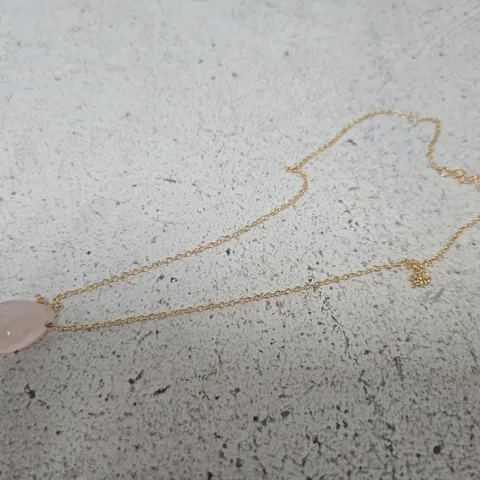 GOLD-TONE NECKLACE WITH PINK TEARDROP PENDANT