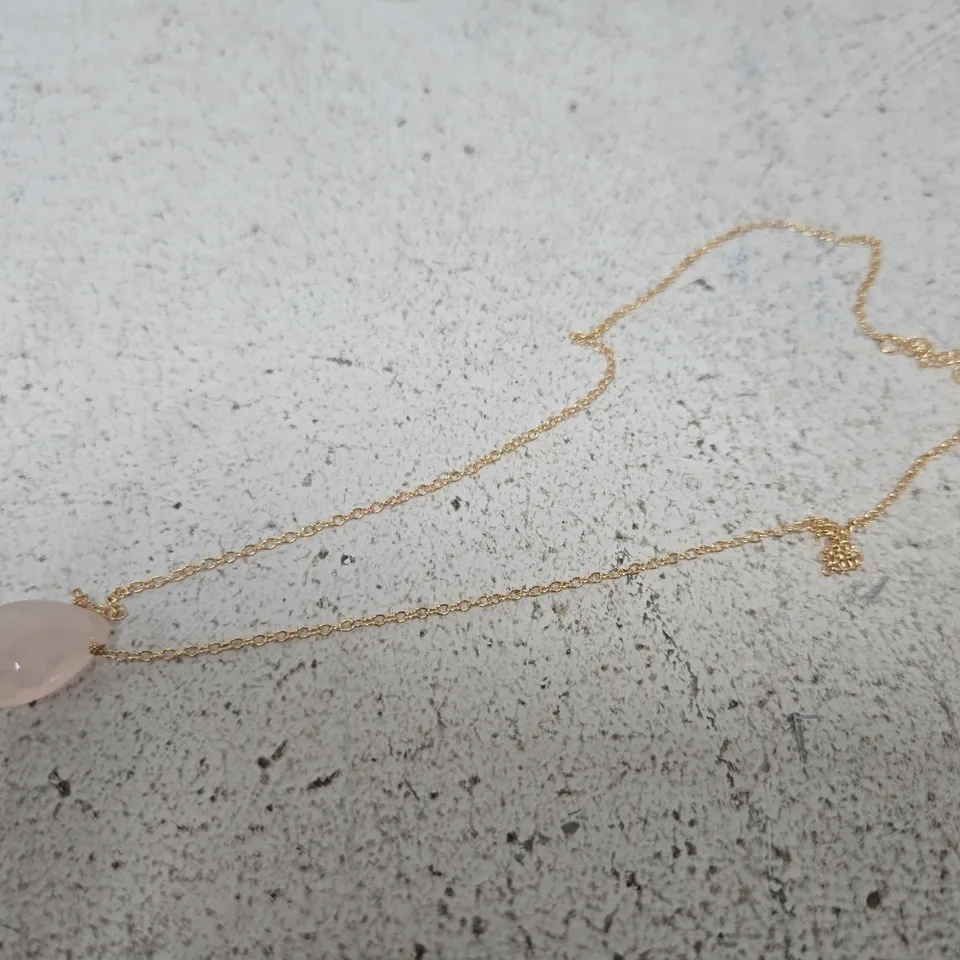 GOLD-TONE NECKLACE WITH PINK TEARDROP PENDANT