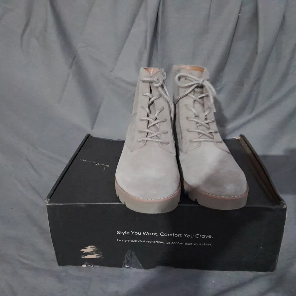 BOXED PAIR OF VIONIC LARSON LACE UP BOOTS SIZE 6.5 
