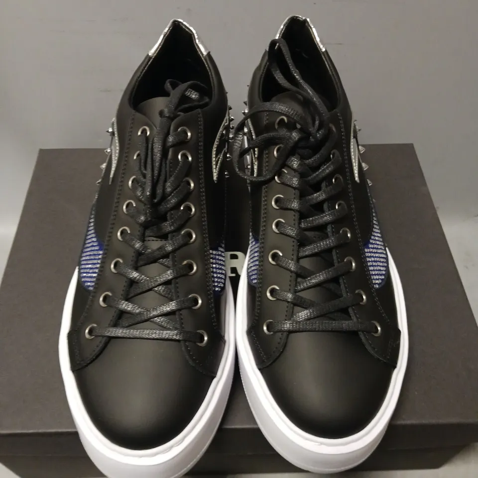 BOXED PAIR OF EN ROIS ALMORAH TRAINERS, MIDNIGHT - UK SIZE 8