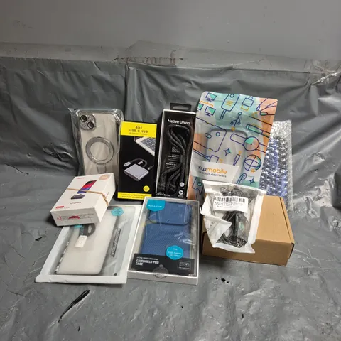 APPROXIMATELY 20 ASSORTED MOBILE PHONE ACCESSORIES INCLUDING CHARGERS, PHONE CASES AND DOCKING CHARGER, ETC