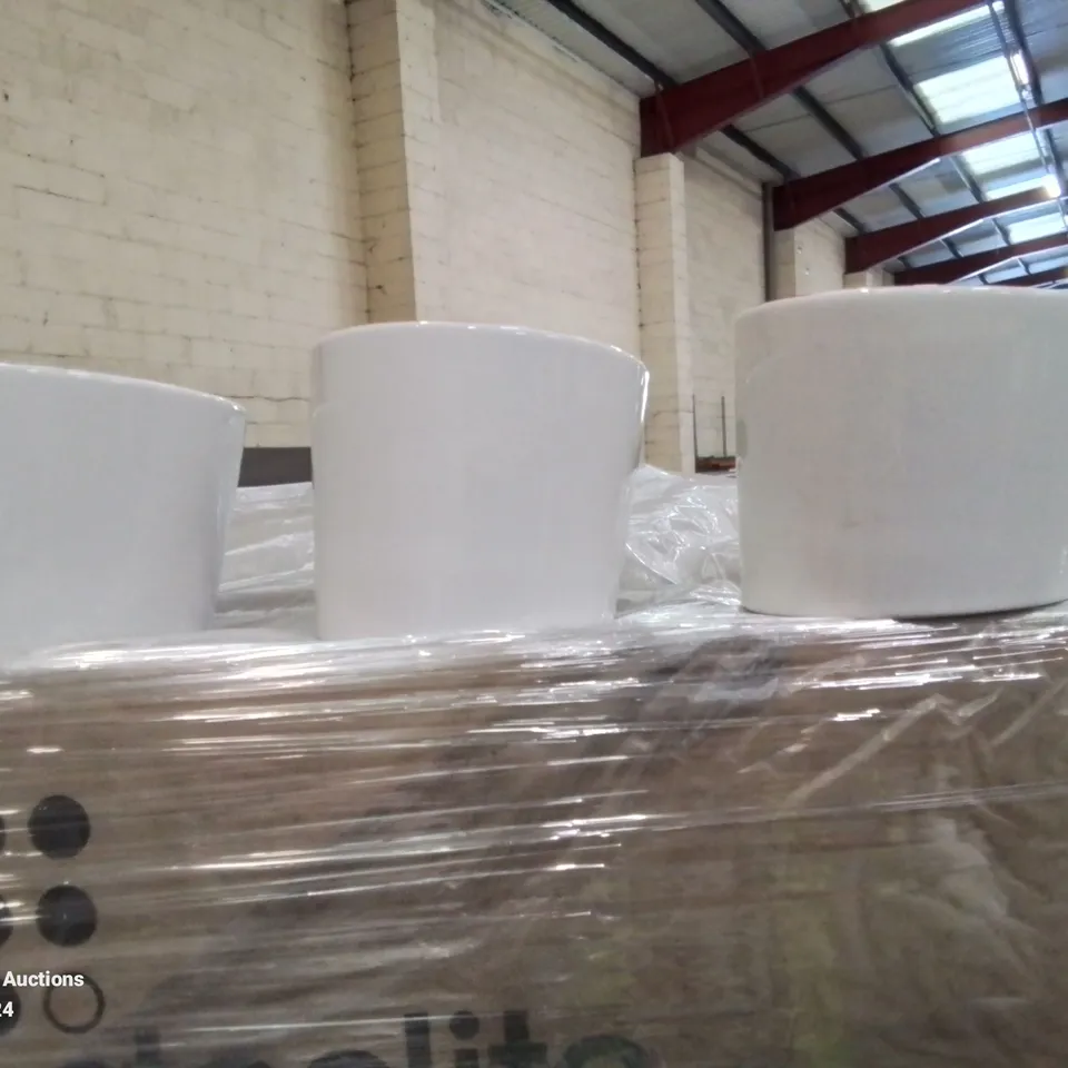 PALLET CONTAINING LARGE AMOUNT OF TILTED SIDE POTS/RAMEKINS (RED AND WHITE)