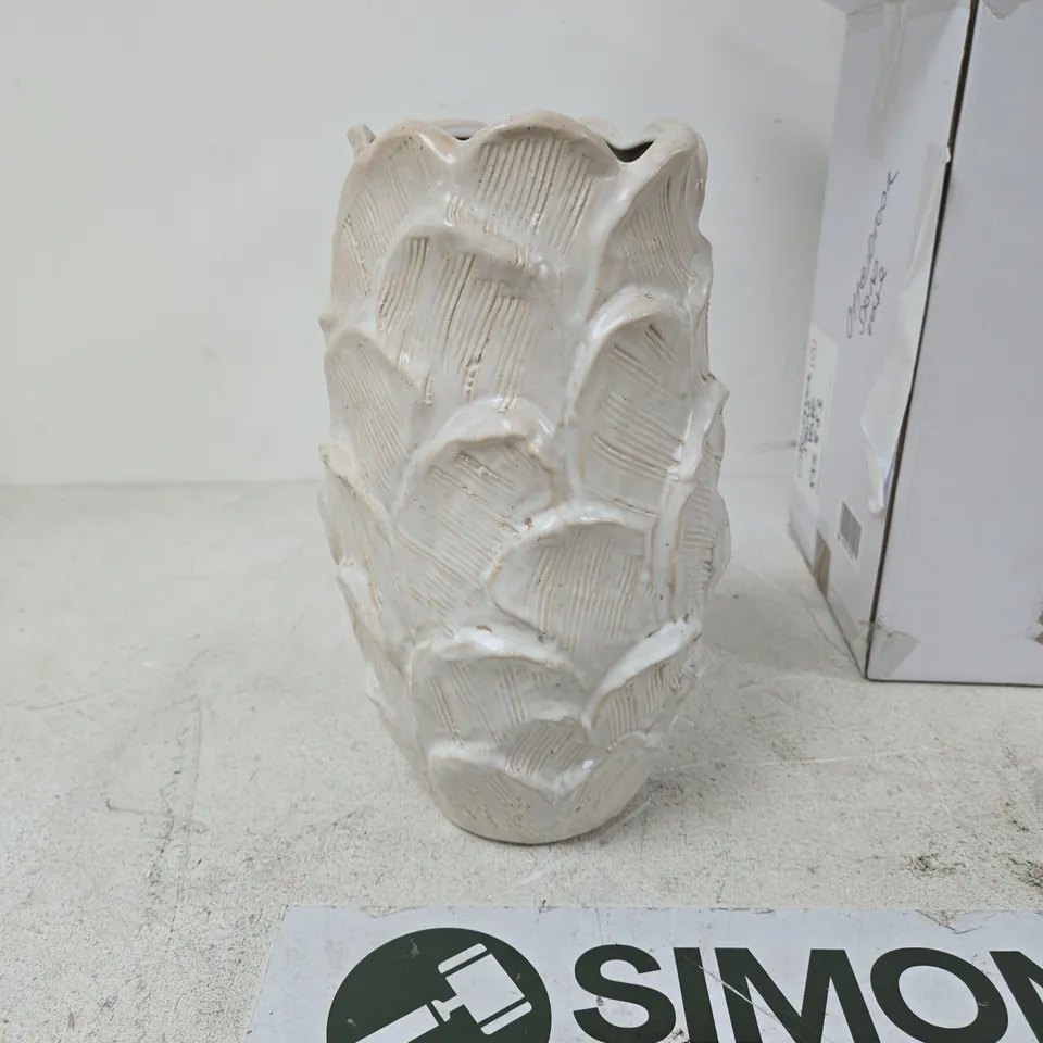 CREAM CERAMIC VASE WITH SCULPTED LEAF PATTERN