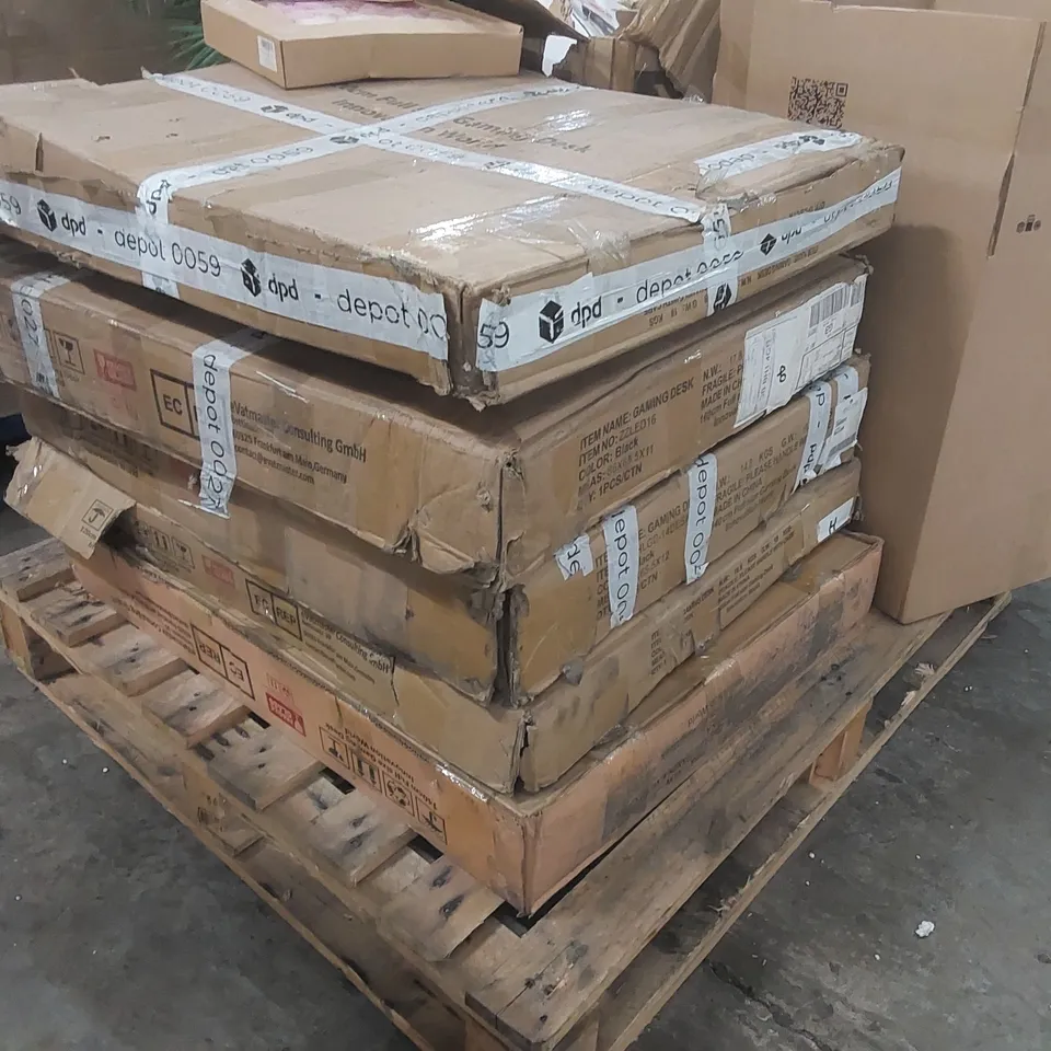 PALLET OF ASSORTED ITEMS INCLUDING: GAMING DESKS, DOOR MAT, HULA HOOP, ARTIFICIAL PLANT ECT