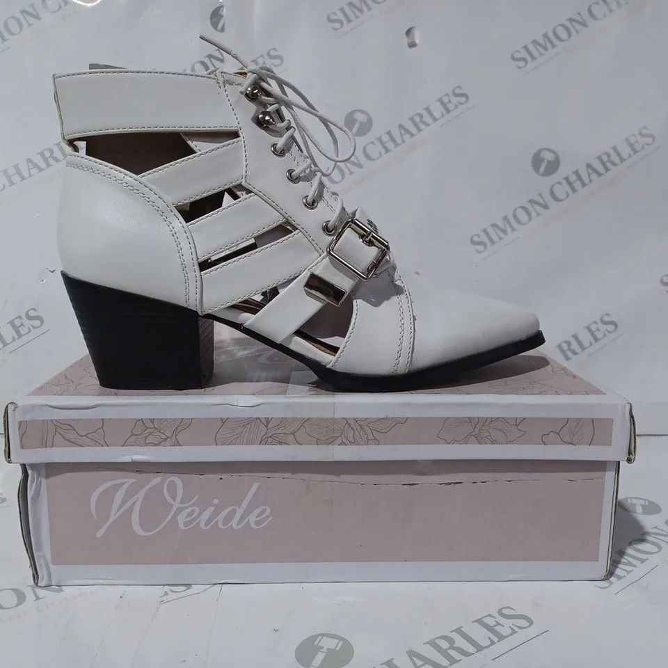 BOXED PAIR OF NEIDE POINTED TOE LOW BLOCK HEEL SHOES IN WHITE EU SIZE 40