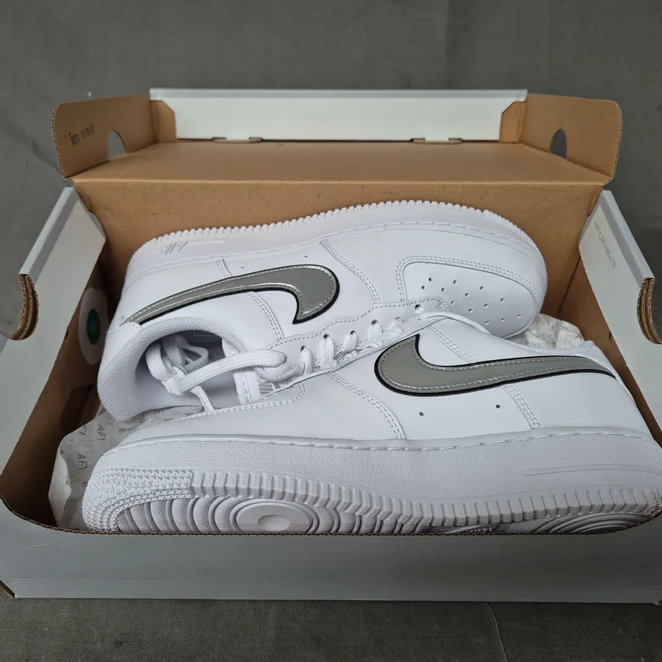 BRAND NEW BOXED PAIR OF NIKE WOMEN'S AIR FORCE 1 '07 ESS SHOES IN WHITE/METALLIC SILVER UK SIZE 6