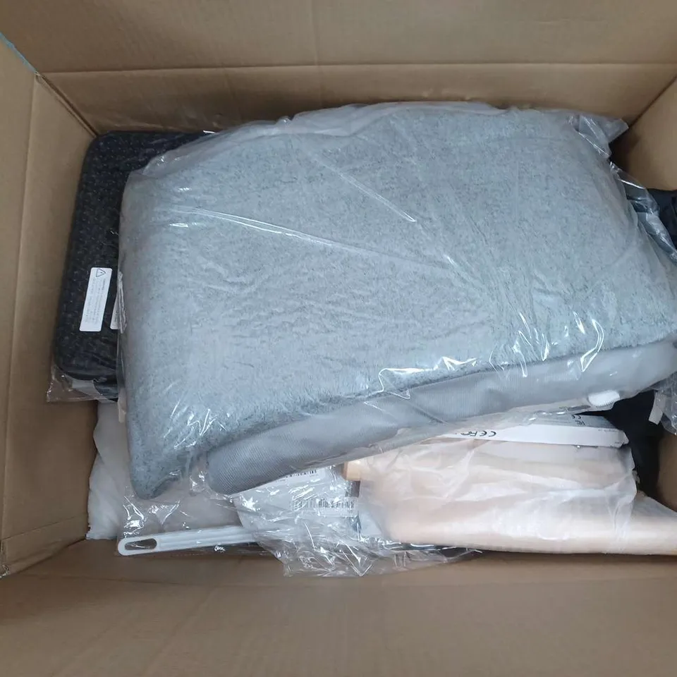 APPROXIMATELY 15 ASSORTED HOUSEHOLD ITEMS TO INCLUDE SISTEMA TUPPERWARE SET, GREEN BATH TOWEL, POKEMON POSTER, ETC