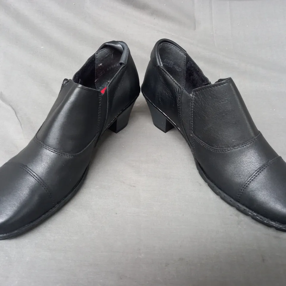 BOXED PAIR OF RIEKER SHOE BOOTS IN BLACK SIZE 6.5