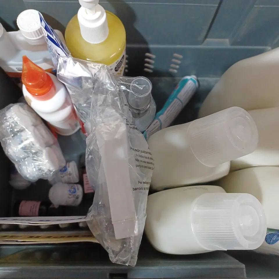 GROUP OF ASSORTED HOUSEHOLD ITEMS TOO INCLUDE CLEANING PRODUCTS AND LIGHTING 