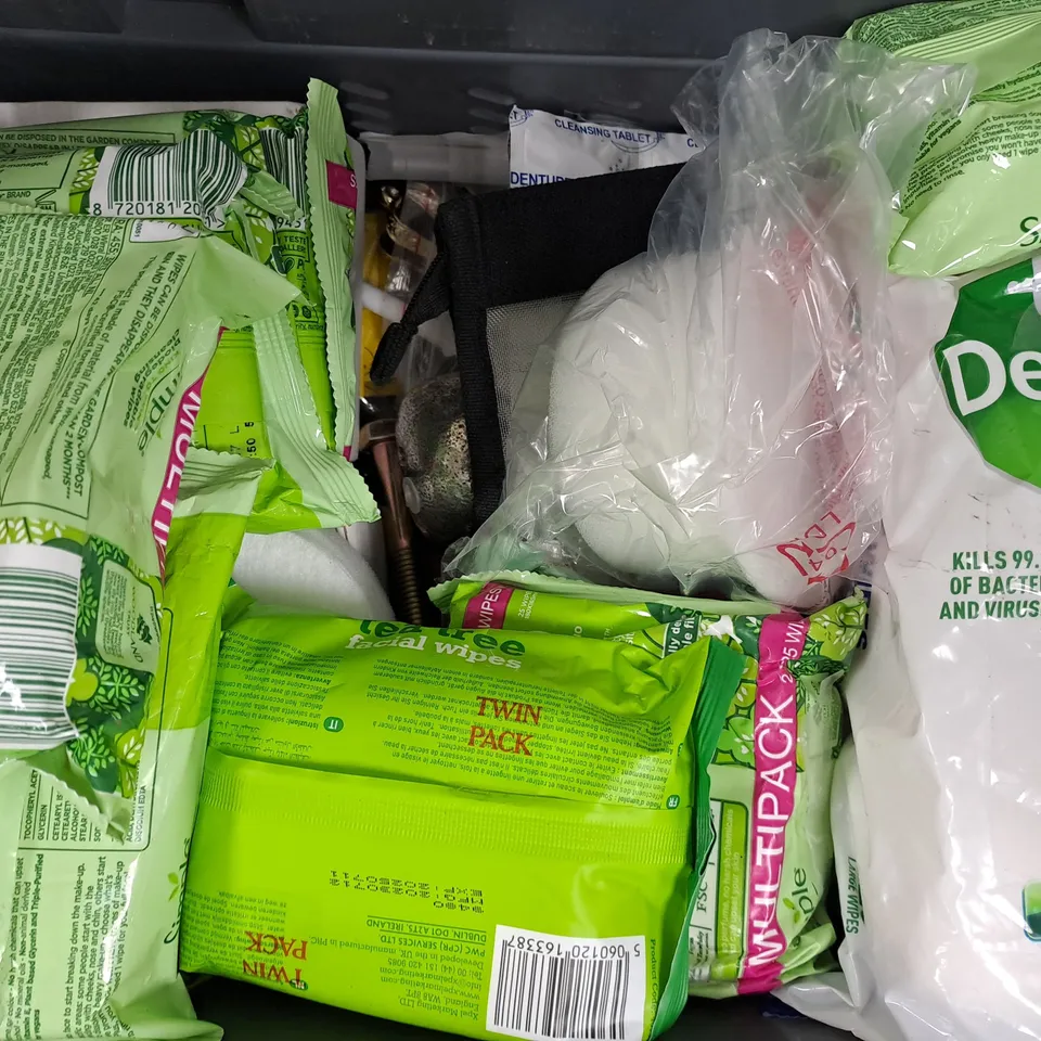 APPROXIMATELY 15 ASSORTED HOUSEHOLD ITEMS TO INCLUDE CLEANSING WIPES, SPOILED CHILD E27 SHOT GLASS, ETC