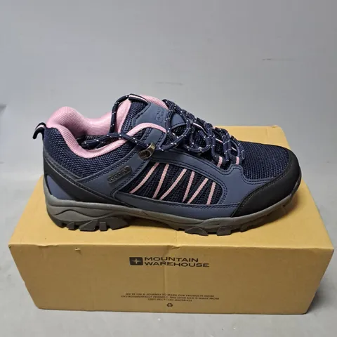 BOXED PAIR OF MOUNTAIN WAREHOUSE PATH WOMENS OUTDOOR WATERPROOF WALKING SHOE IN NAVY SIZE 6