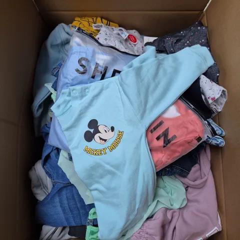 BOX OF APPROXIMATELY 20 ASSORTED KIDS CLOTHING ITEMS TO INCUDE - BAG, PYJAMAS, DRESS, ETC