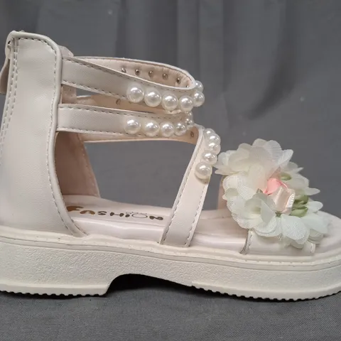 BOXED PAIR OF FASHION KIDS OPEN TOE SANDALS IN BEIGE W. FLORAL DETAIL EU SIZE 26