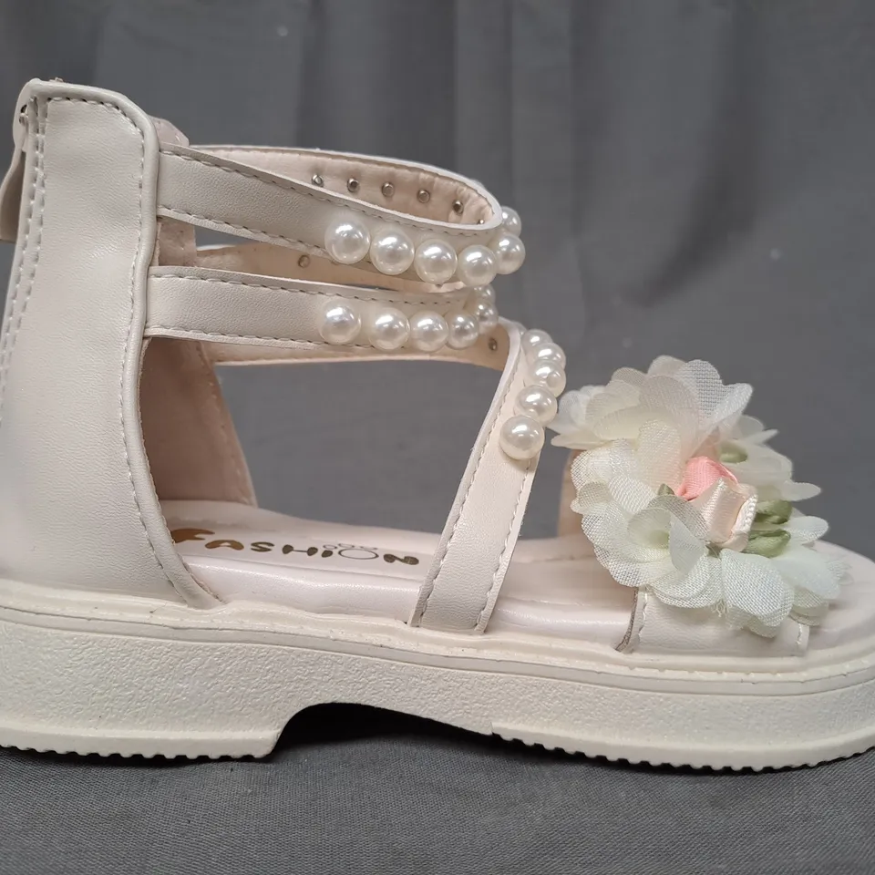 BOXED PAIR OF FASHION KIDS OPEN TOE SANDALS IN BEIGE W. FLORAL DETAIL EU SIZE 26