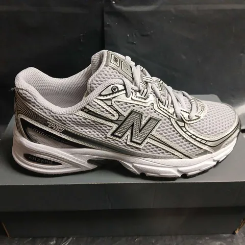 BOXED PAIR OF NEW BALANCE RUNNING SHOES β GREY/WHITE - UK SIZE 4