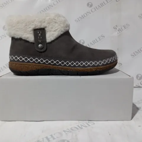 BOXED PAIR OF EARTH ORIGINS EMMALYN BOOTIES IN GREY UK SIZE 8