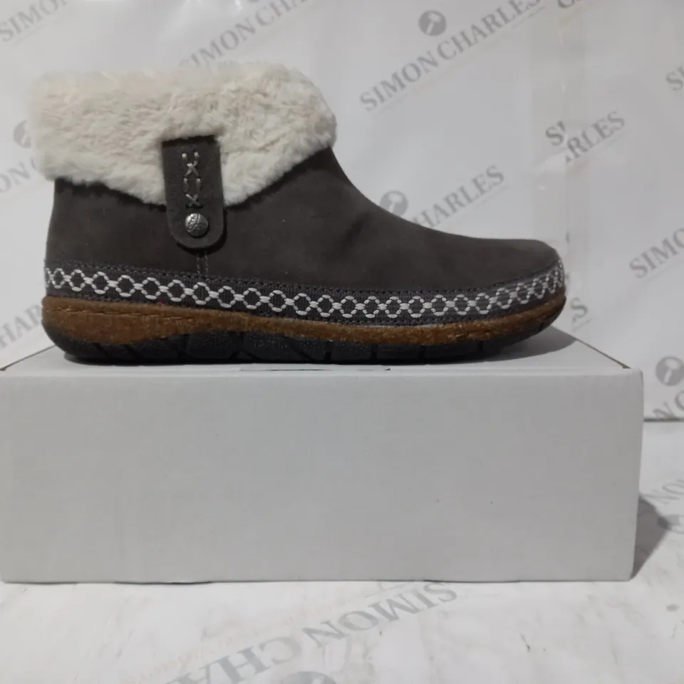 BOXED PAIR OF EARTH ORIGINS EMMALYN BOOTIES IN GREY UK SIZE 8