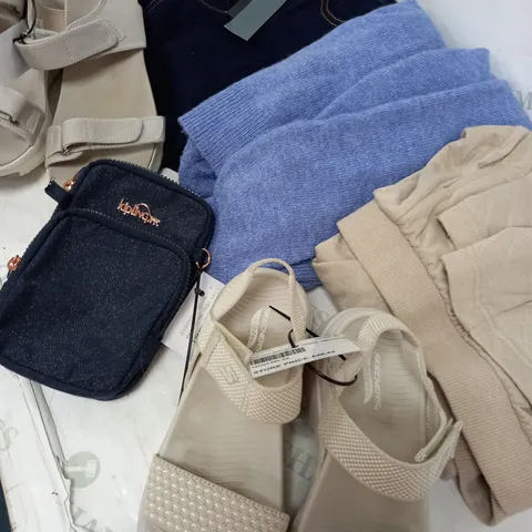 BOX OF APPROXIMATELY 10 ASSORTED CLOTHING ITEMS TO INCLUDE SHOES, JUMPER, BAG ETC
