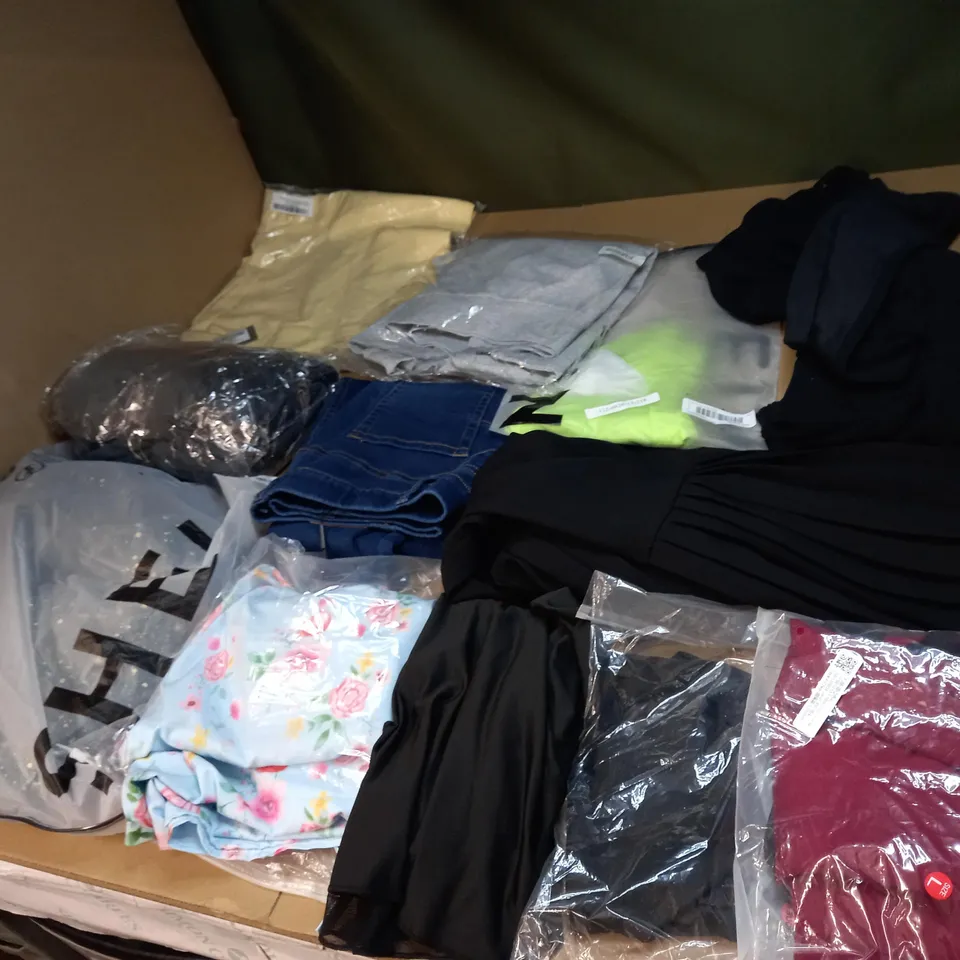 LOT OF APPROX 20 ASSORTED CLOTHING ITEMS TO INCLUDE JUMPERS, JEANS AND T-SHIRTS