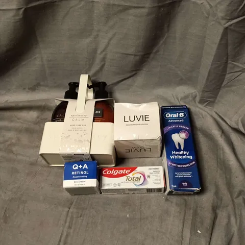 APPROXIMATELY 15 ASSORTED COSMETIC ITEMS TO INCLUDE ORAL B, COLGATE, LUVIE, Q AND A RETINOL EYE CREAM, APOTHECARY CALM SET ETC