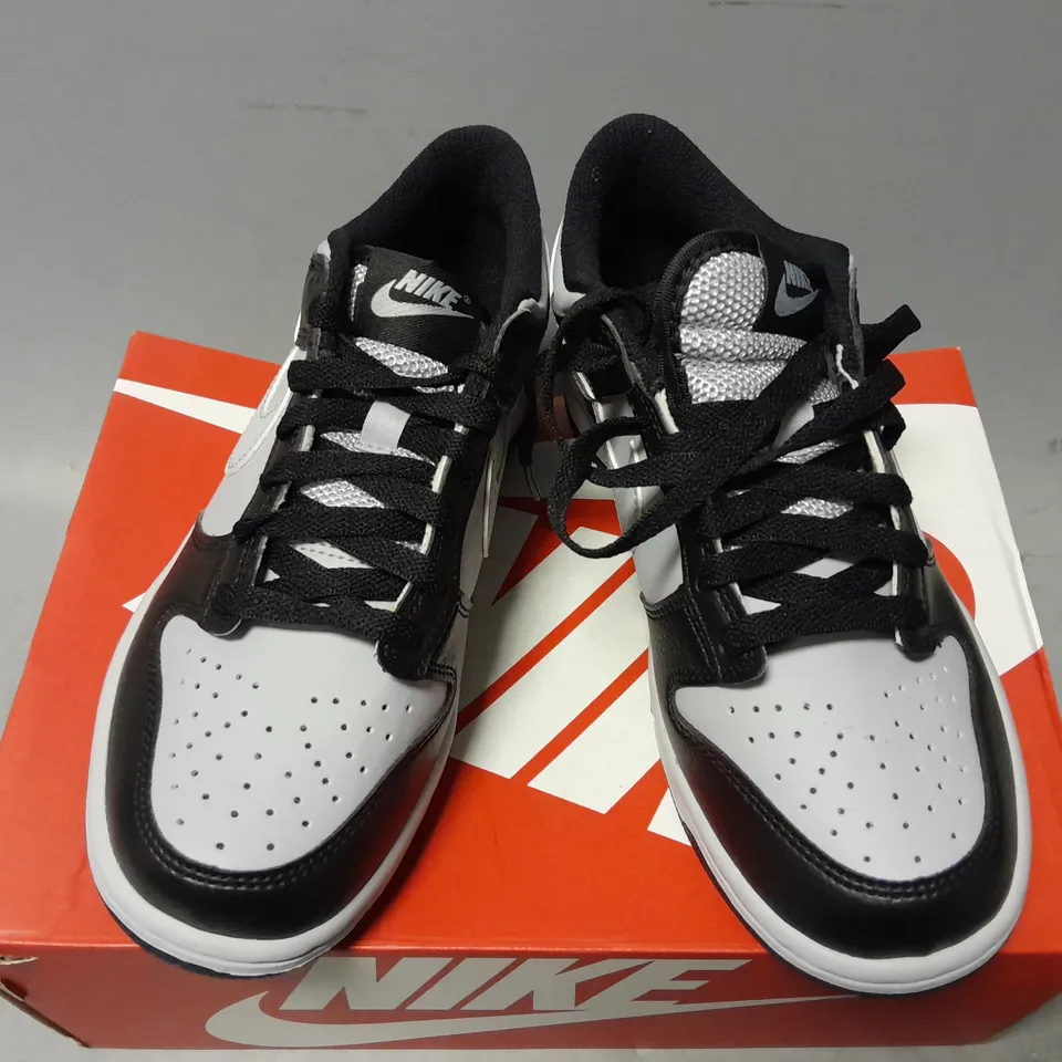 BOXED PAIR OF NIKE BOYS DUNK LOW GRADE SCHOOL TRAINERS IN GREY/BLACK - UK 5