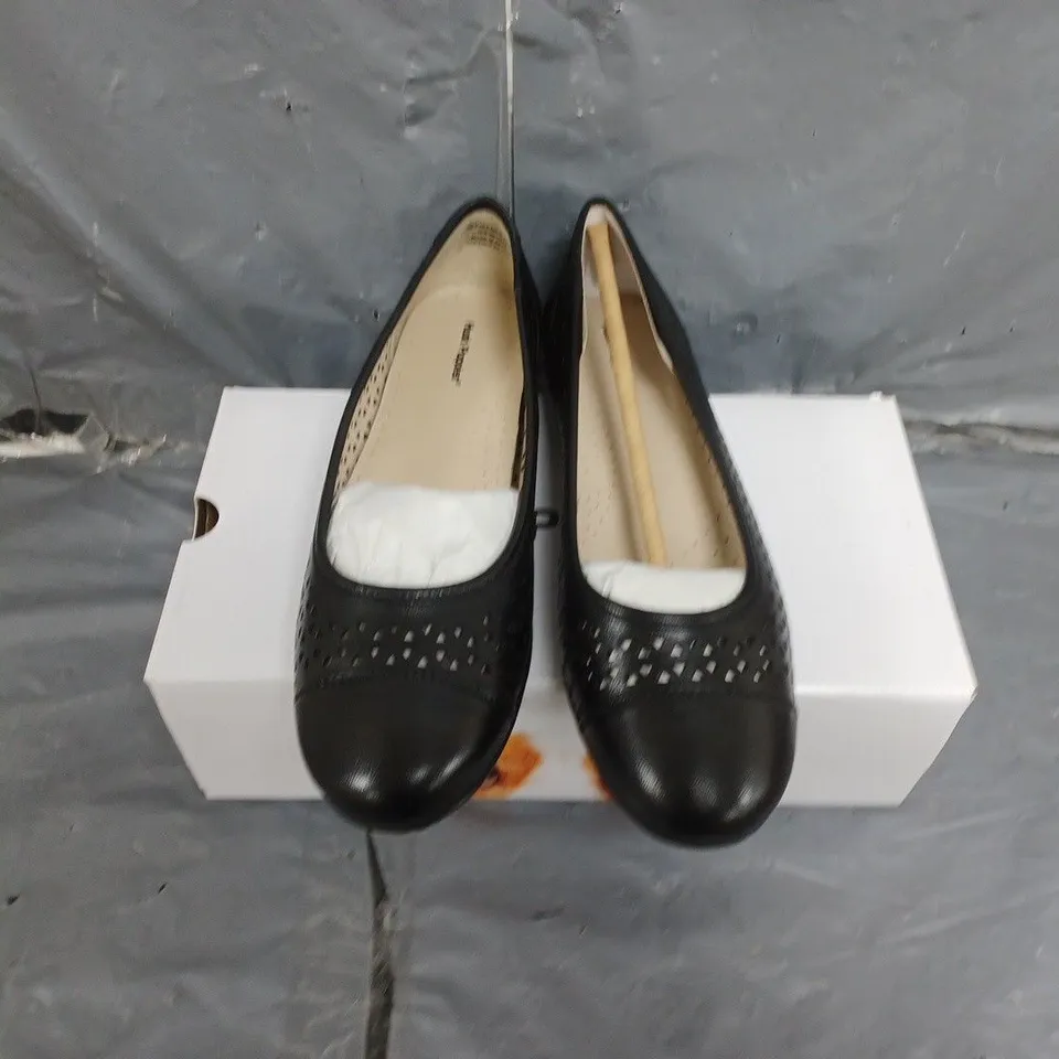 BOXED PAIR OF WOMENS HUSH PUPPIES LEAH BALLERINA SHOES IN BLACK SIZE 6