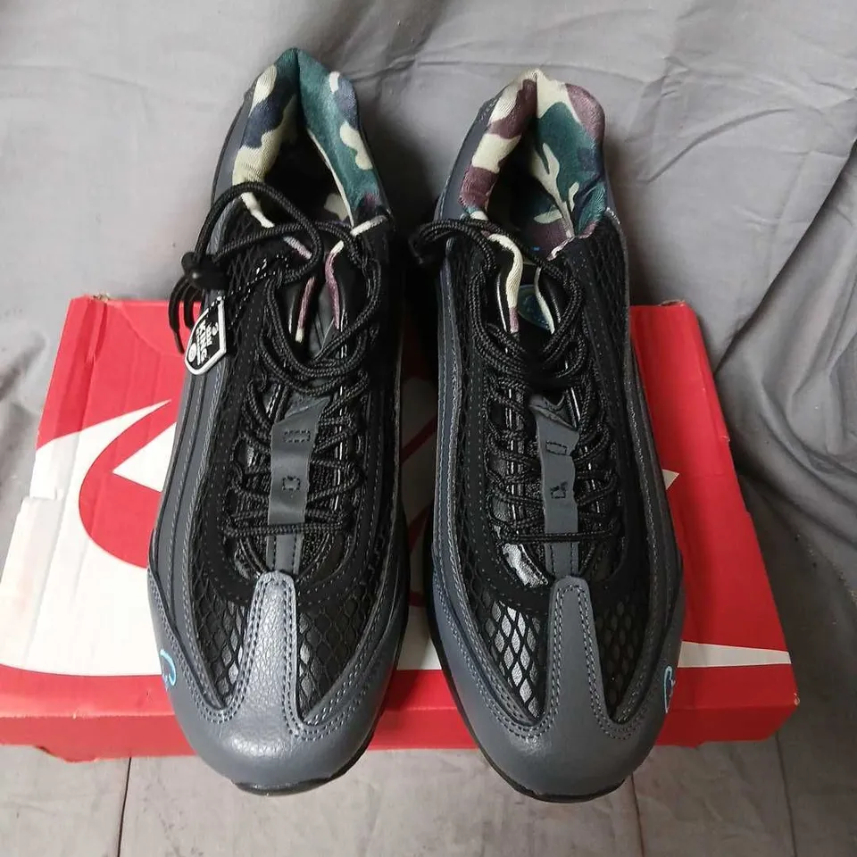 NIKE AIR MAX 95 TT SNEAKERS – UK9 (US10) DARK GREY/BLACK WITH CAMOUFLAGE LINING