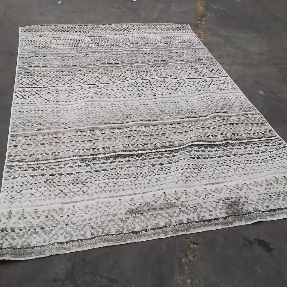 QUALITY DESIGNER AREA RUG APPROXIMATELY 230X160CM