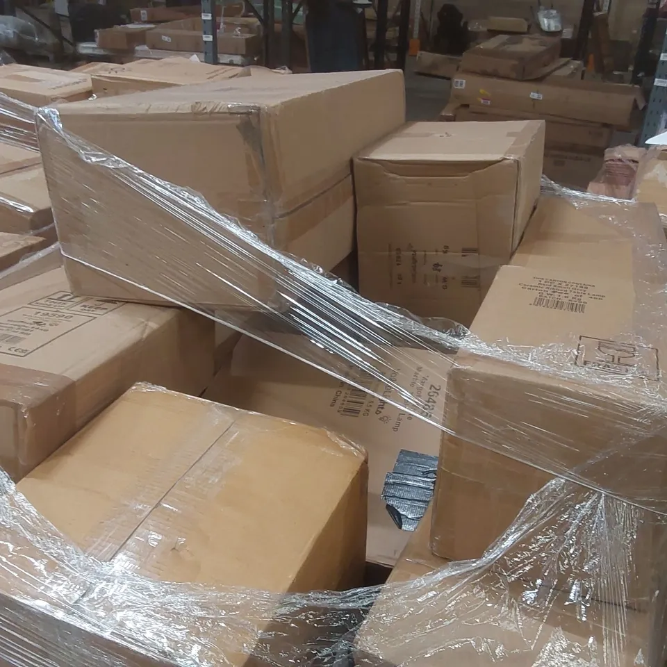 PALLET CONTAINING A VERY LARGE QUANTITY OF HOME LIGHTING PRODUCTS