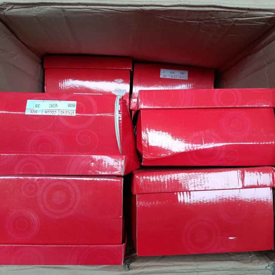 BOX OF APPROX 12 ASSORTED SHOES IN VARIOUS COLOURS & SIZES 