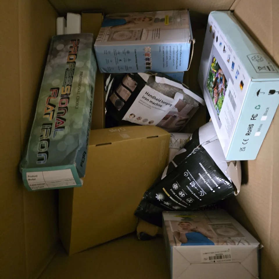 APPROXIMATELY 10 ASSORTED ELECTRICAL PRODUCTS TO INCLUDE FAN LIGHT, WAVY CHIC, EXTENSION LEAD ETC 