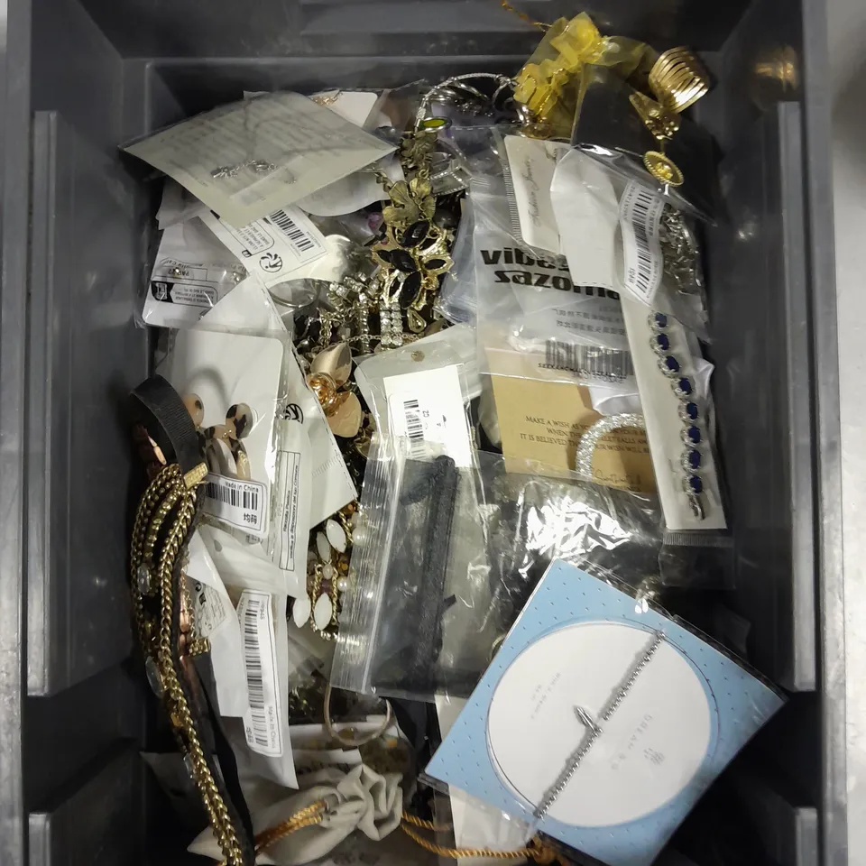 APPROXIMATELY 30 ASSORTED JEWELLERY PRODUCTS TO INCLUDE NECKLACES, EARRINGS, WATCHES ETC 