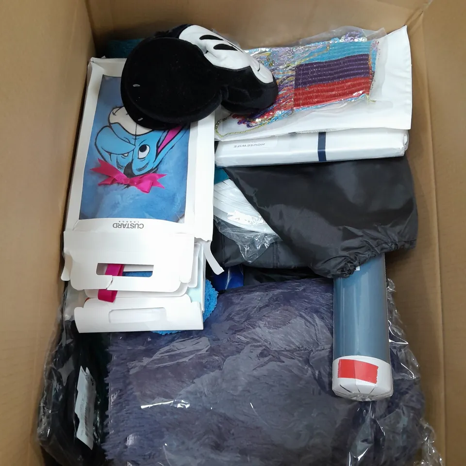 APROXIMATELY 15 ASSORTED HOUSEHOLD ITEMS TO INCLUDE WALLPAPER , HOT WATER BOTTLES , BEDDING , ETC 