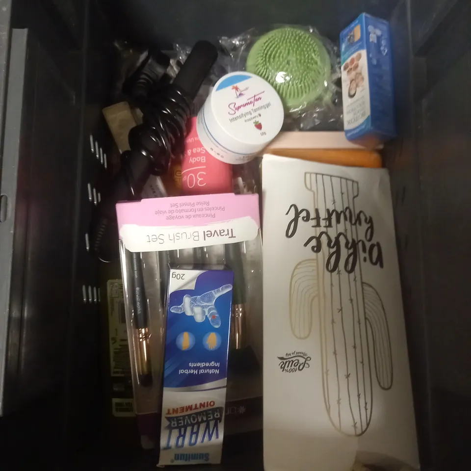 APPROXIMATELY 20 ASSORTED COSMETIC PRODUCTS TO INCLUDE - ALWAYS PANTY LINERS - LYNX SHOWER GEL - MANCHESTER UNITED WASH BAG - ETC