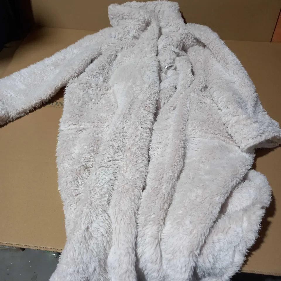 COZEE HOME TIPPED ULTRA FLUFFY ROBE SIZE L 