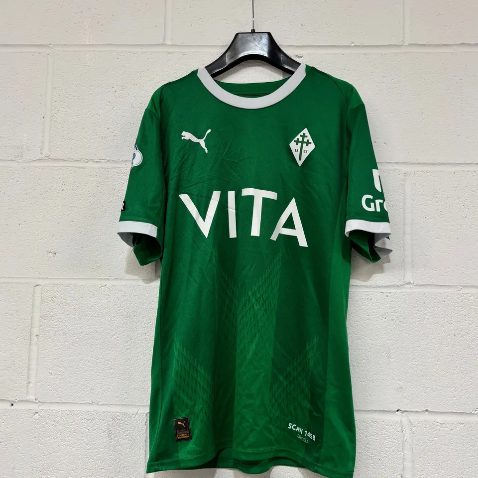 STOCKPORT COUNTY F.C PLAY OFFS MATCH WORN THIRD KIT IN GREEN - UK M / ODIN BAILEY #27