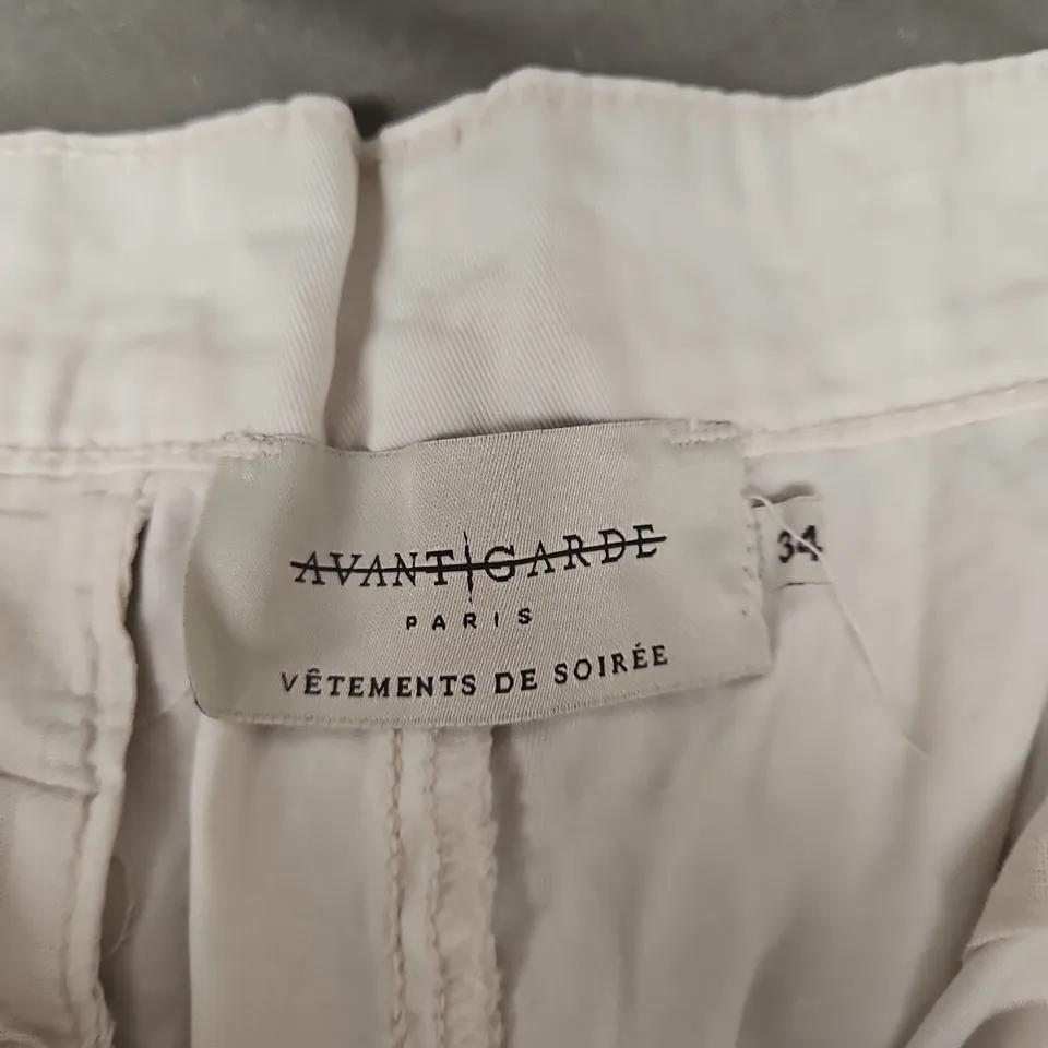 AVANT GARDE PARIS WHITE WOMEN'S SHORTS – VÊTEMENTS DE SOIRÉE, SIZE 34